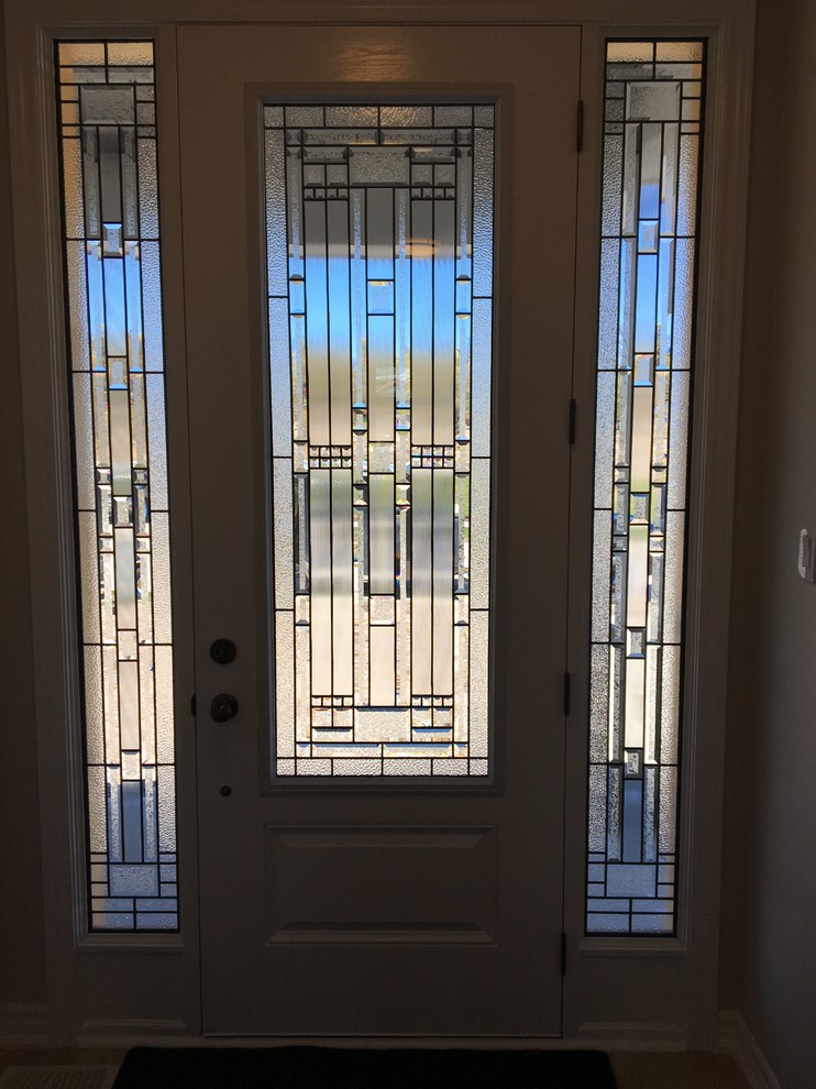 Идея дизайна: входная дверь среднего размера в классическом стиле с бежевыми стенами, полом из керамической плитки, одностворчатой входной дверью, стеклянной входной дверью и бежевым полом