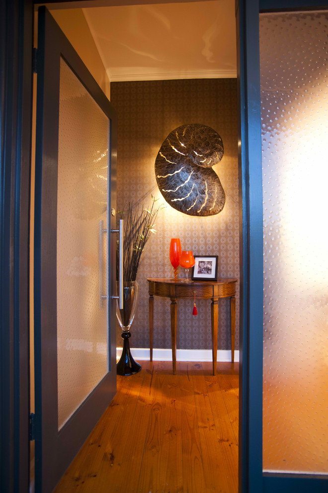 Bild på en eklektisk ingång och ytterdörr, med en enkeldörr och glasdörr