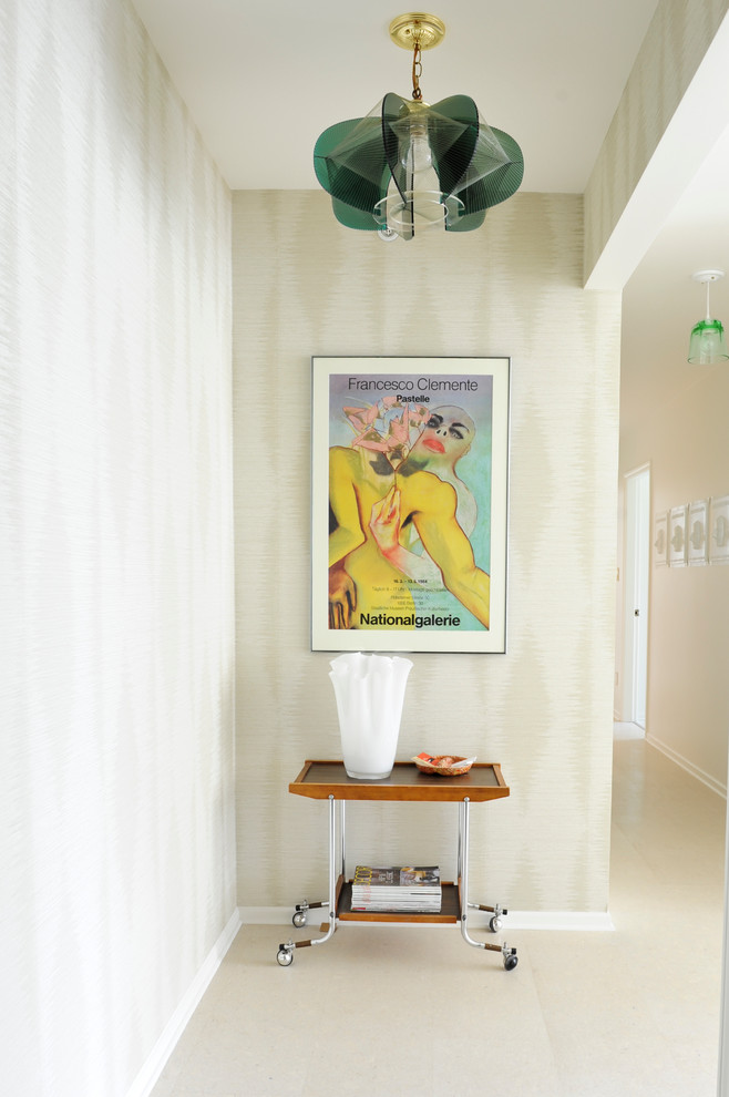 Immagine di un corridoio minimalista con pareti beige