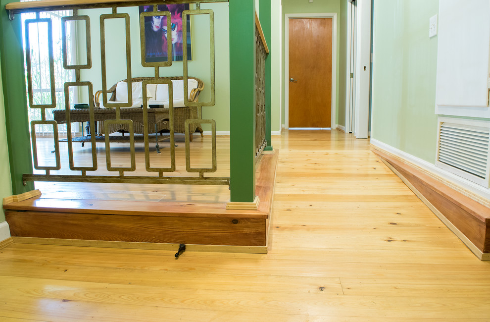 Cette photo montre une entrée rétro avec un couloir, un mur vert, parquet clair et un sol beige.