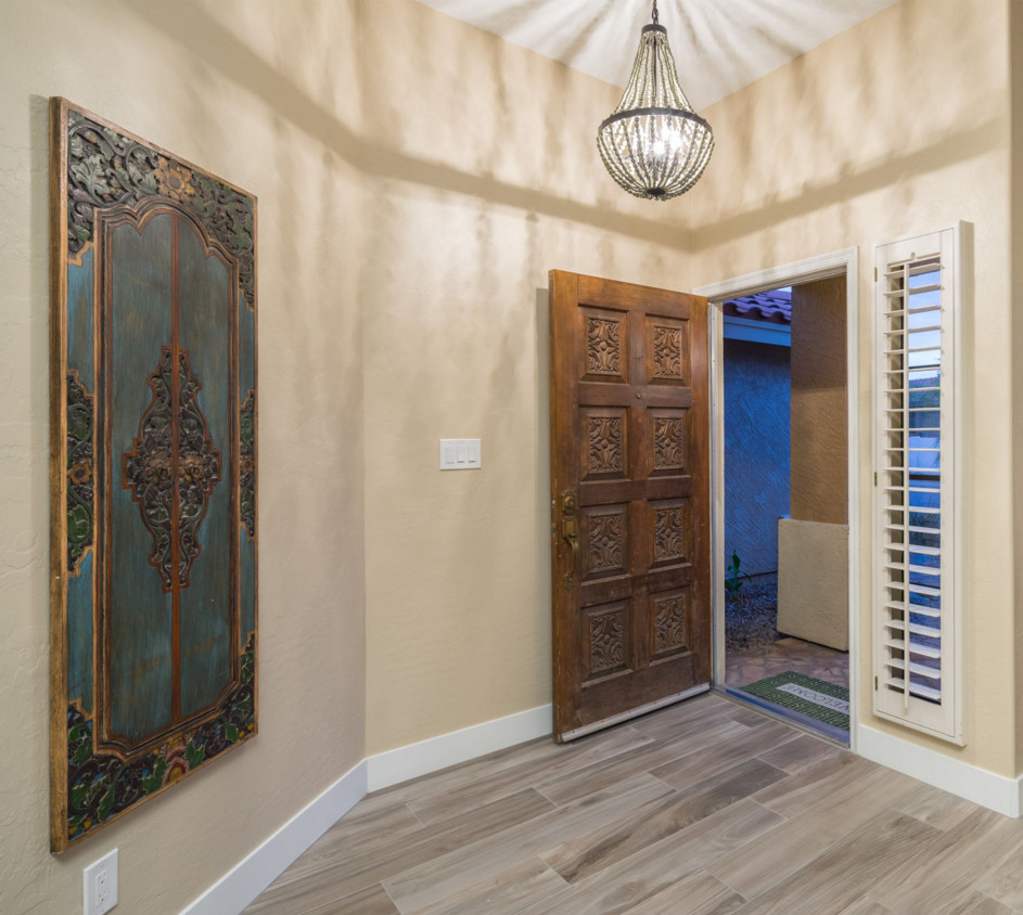 Mittelgroße Asiatische Haustür mit beiger Wandfarbe, braunem Holzboden, Einzeltür, hellbrauner Holzhaustür und braunem Boden in Phoenix