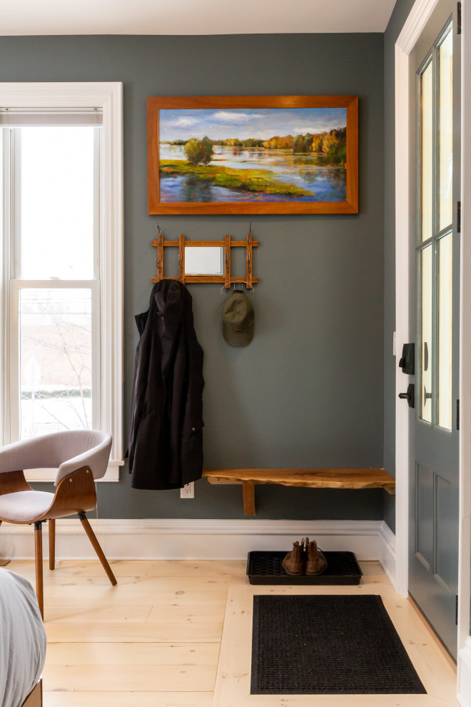 На фото: прихожая в современном стиле с серыми стенами, светлым паркетным полом, одностворчатой входной дверью и серой входной дверью
