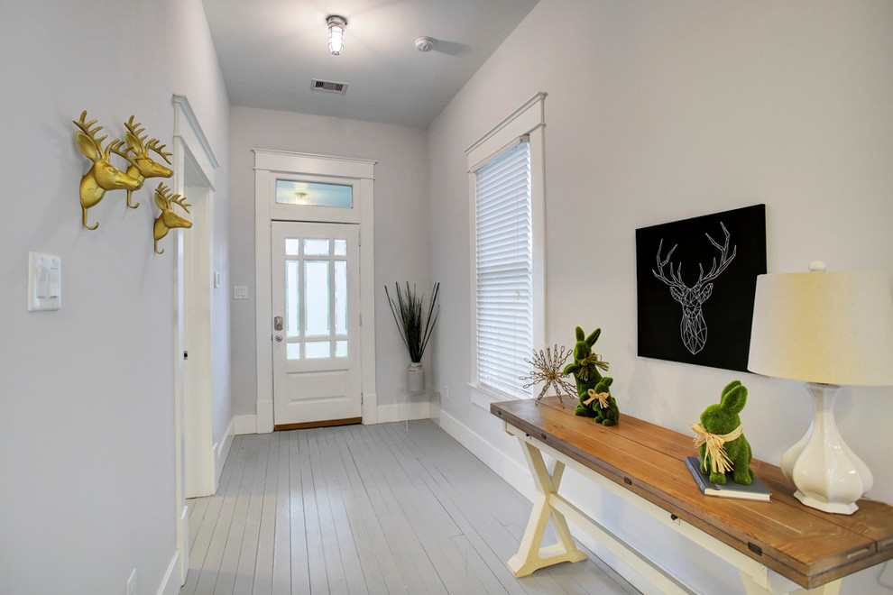 Ejemplo de puerta principal clásica renovada de tamaño medio con paredes blancas, suelo de madera pintada, puerta simple, puerta blanca y suelo blanco