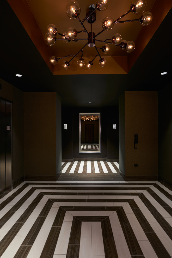 Идея дизайна: вестибюль среднего размера в современном стиле с коричневыми стенами и полом из винила