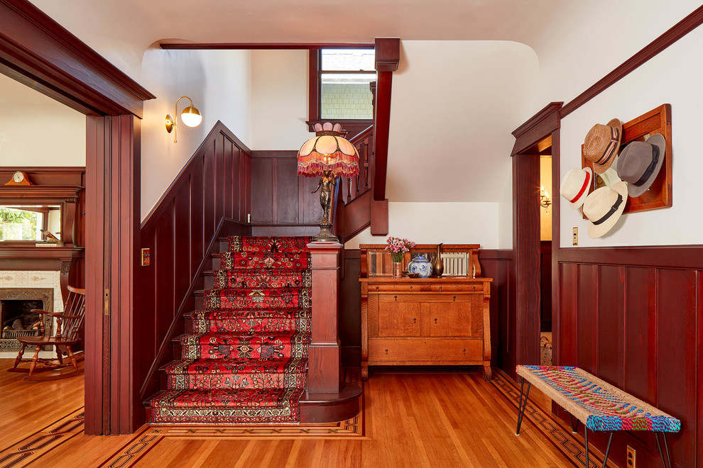 Klassisches Foyer mit weißer Wandfarbe, braunem Holzboden und orangem Boden in San Francisco