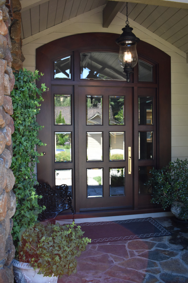 Idées déco pour une porte d'entrée classique de taille moyenne avec une porte simple et une porte en bois foncé.