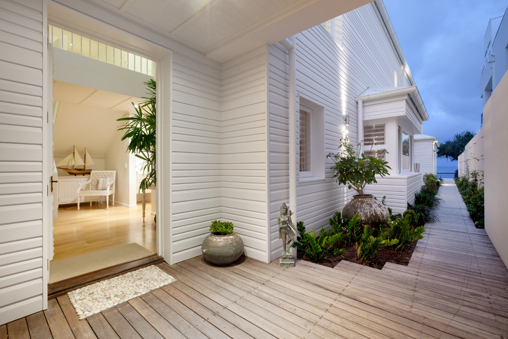 Modernes Foyer mit weißer Wandfarbe, hellem Holzboden und Einzeltür in Gold Coast - Tweed