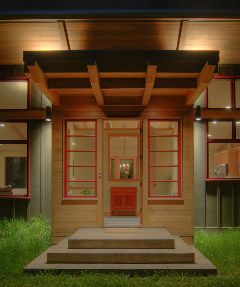 Пример оригинального дизайна: большой вестибюль в современном стиле с бежевыми стенами, полом из сланца, одностворчатой входной дверью и входной дверью из дерева среднего тона