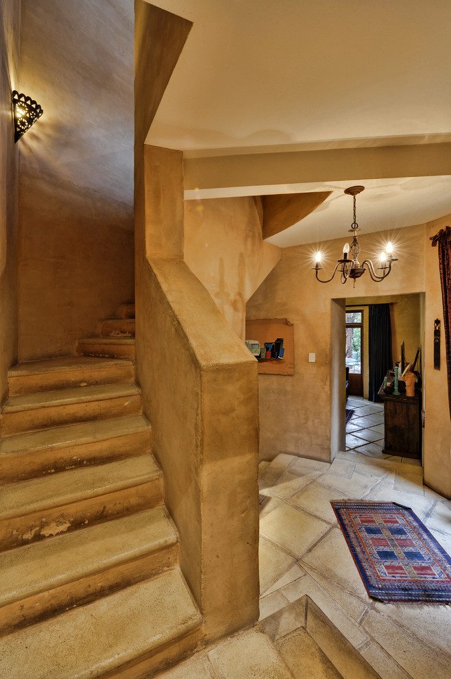 Ispirazione per un ingresso rustico di medie dimensioni con pavimento con piastrelle in ceramica, una porta a due ante e una porta in legno bruno