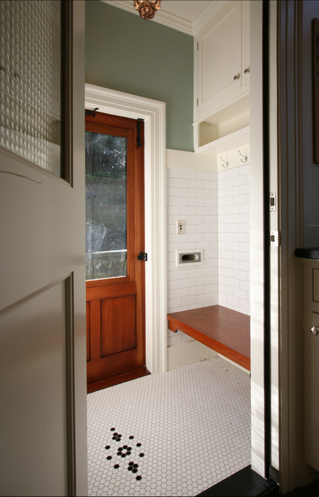 Idee per un piccolo ingresso con anticamera tradizionale con pareti verdi, pavimento con piastrelle in ceramica, una porta in legno bruno e pavimento bianco
