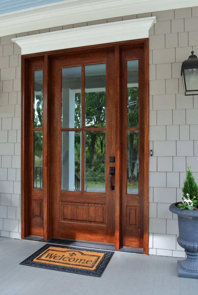 Esempio di una porta d'ingresso country con pareti grigie, pavimento in legno verniciato, una porta singola e una porta in legno scuro