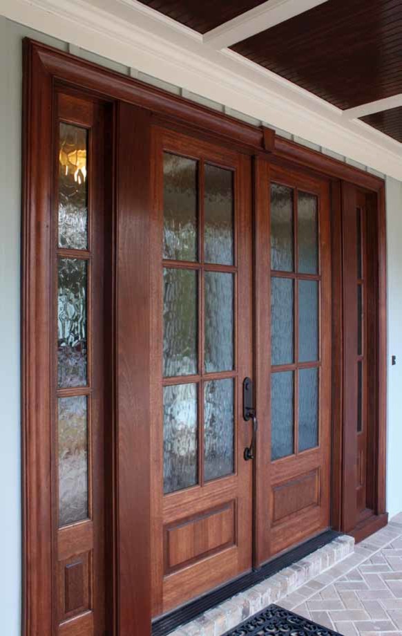 Große Klassische Haustür mit weißer Wandfarbe, Doppeltür und heller Holzhaustür in Tampa