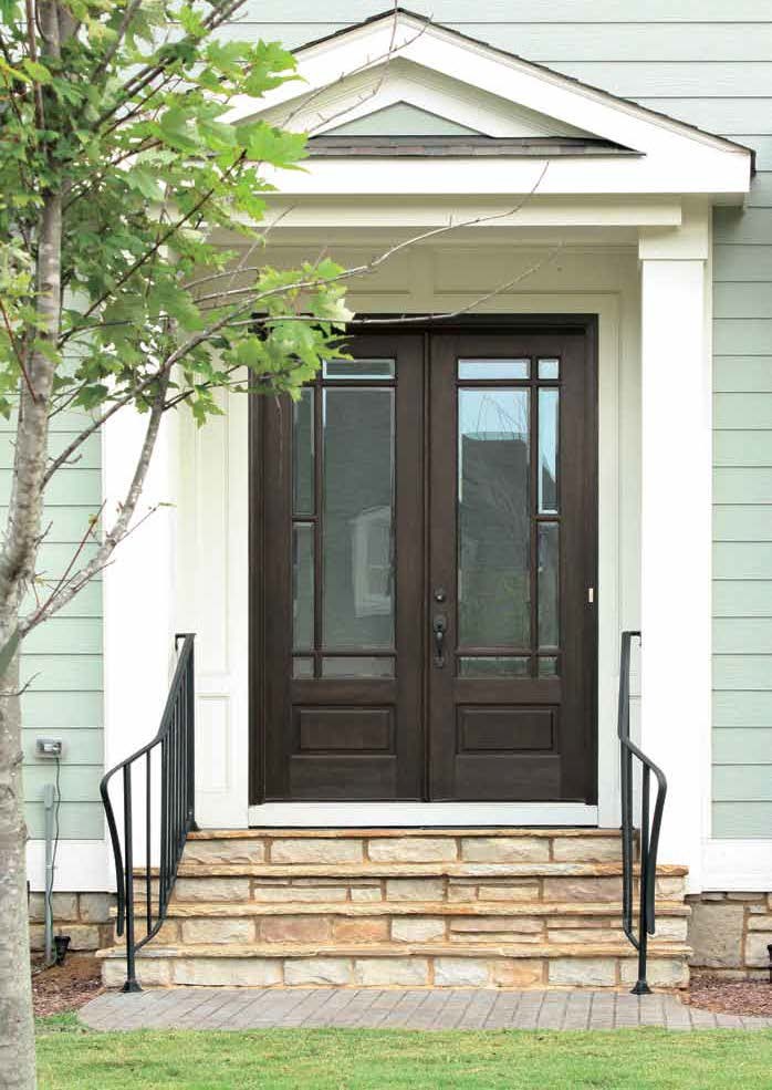 Idee per una porta d'ingresso classica di medie dimensioni con pareti marroni, una porta a due ante e una porta in legno chiaro