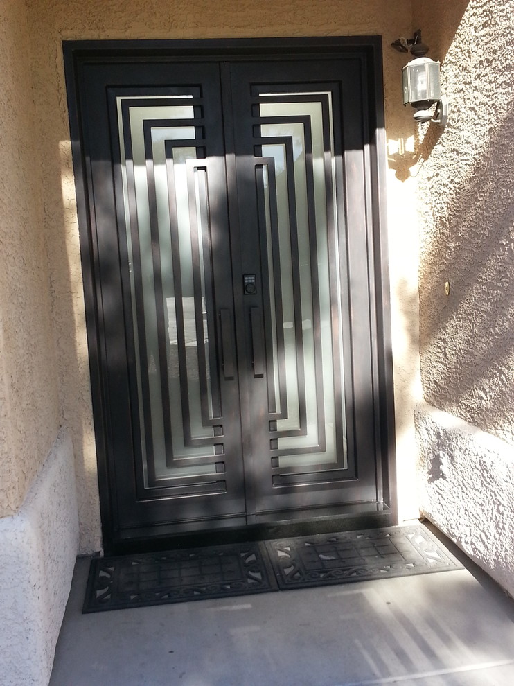 На фото: входная дверь среднего размера в современном стиле с бежевыми стенами, гранитным полом, двустворчатой входной дверью и металлической входной дверью с