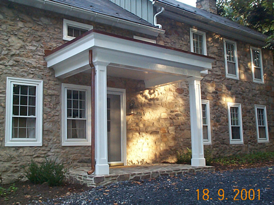 Пример оригинального дизайна: входная дверь в классическом стиле с бетонным полом, одностворчатой входной дверью и черной входной дверью