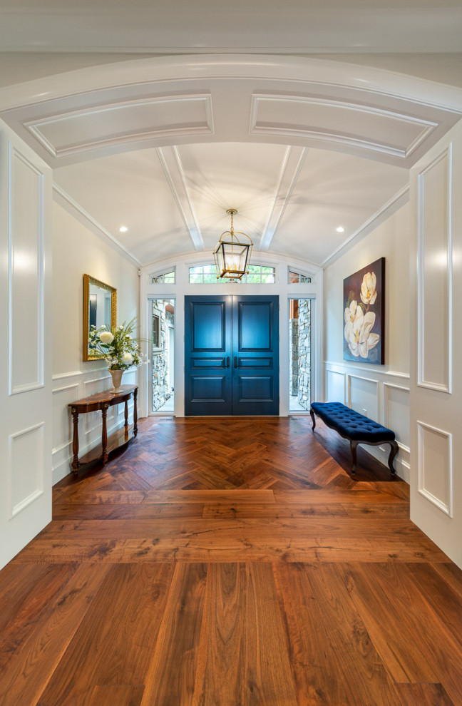 Großes Klassisches Foyer mit weißer Wandfarbe, braunem Holzboden, Doppeltür, blauer Haustür und braunem Boden in Vancouver
