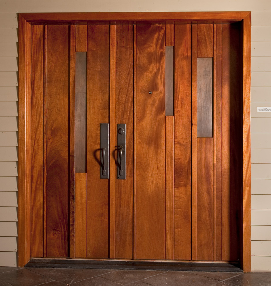 Esempio di una porta d'ingresso stile americano con pareti beige, una porta a due ante e una porta in legno bruno