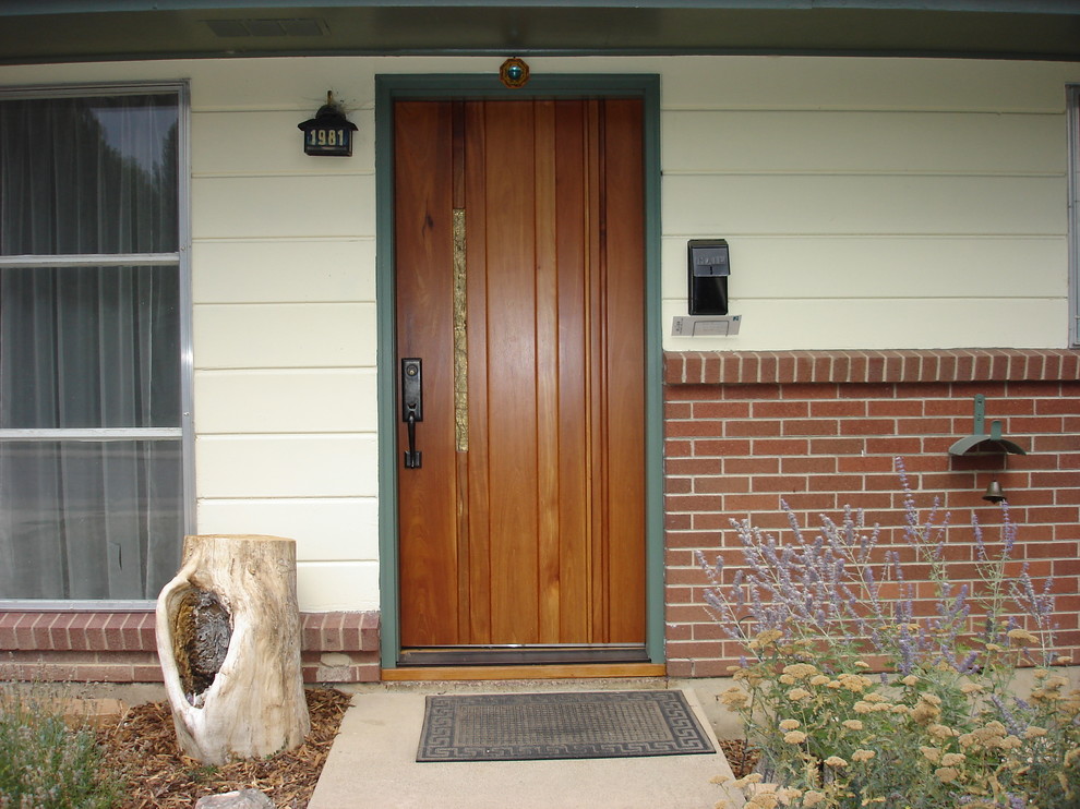 デンバーにあるコンテンポラリースタイルのおしゃれな玄関ドア (ベージュの壁、木目調のドア) の写真