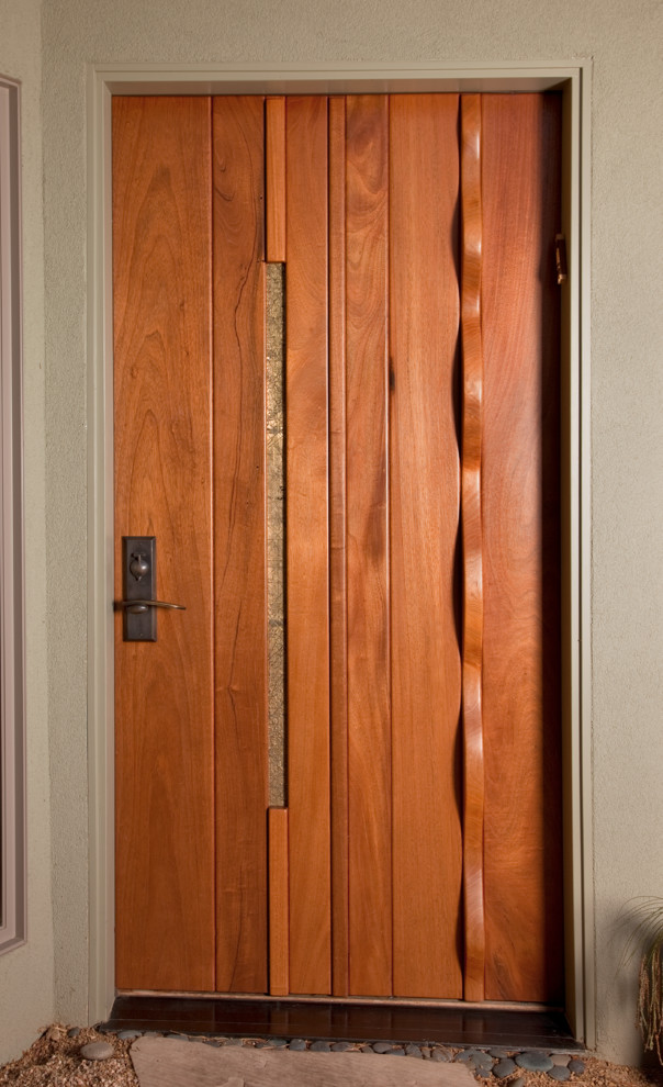 Immagine di una porta d'ingresso contemporanea con una porta singola e una porta in legno bruno