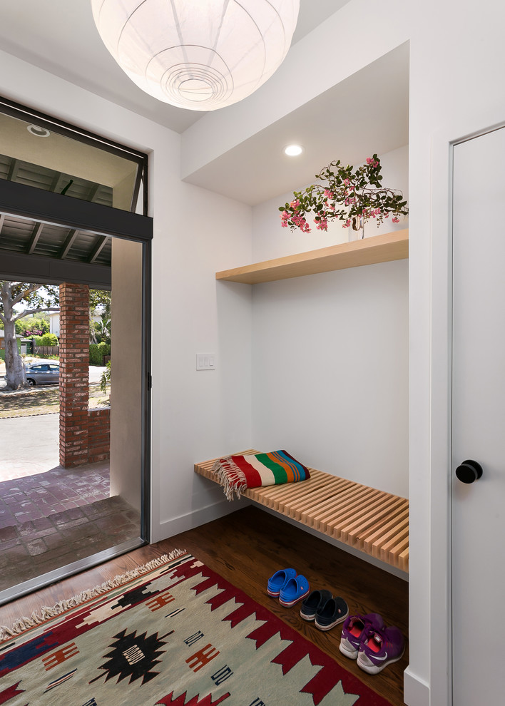 Mittelgroße Mid-Century Haustür mit weißer Wandfarbe, braunem Holzboden, Einzeltür, blauer Haustür und braunem Boden in Los Angeles