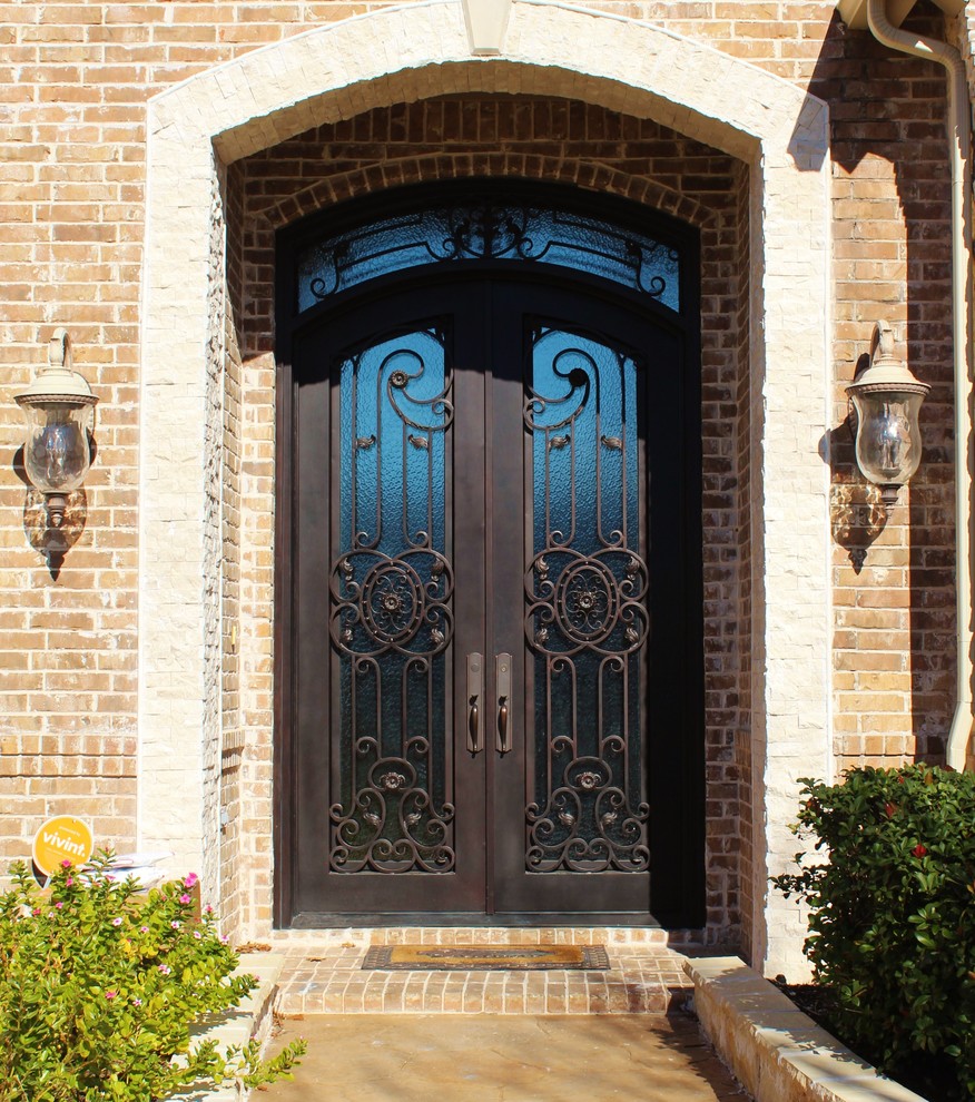 Klassische Haustür mit Doppeltür und Haustür aus Metall in Dallas
