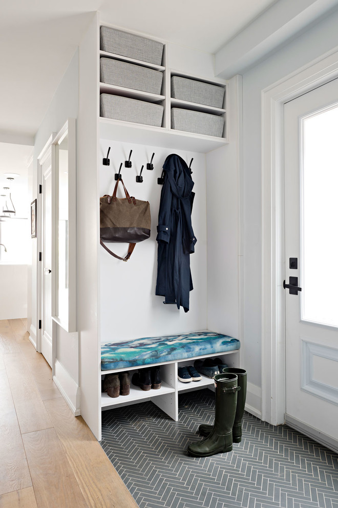 トロントにある高級な小さなトランジショナルスタイルのおしゃれな玄関 (青い壁、セラミックタイルの床、白いドア、グレーの床) の写真