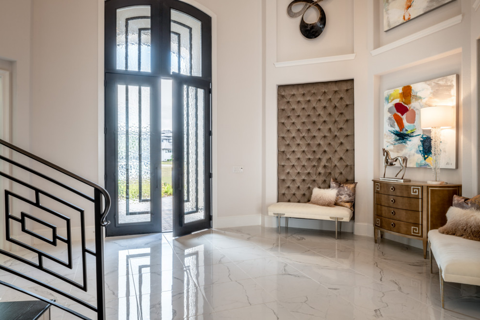 Источник вдохновения для домашнего уюта: большое фойе в стиле неоклассика (современная классика) с белыми стенами, мраморным полом, двустворчатой входной дверью, черной входной дверью и белым полом