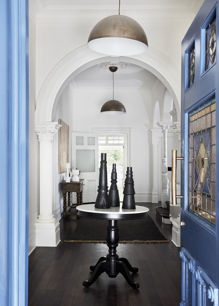 Свежая идея для дизайна: большое фойе в викторианском стиле с белыми стенами, темным паркетным полом, одностворчатой входной дверью, синей входной дверью и коричневым полом - отличное фото интерьера