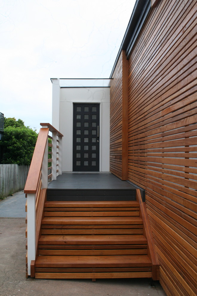 Esempio di una porta d'ingresso minimal di medie dimensioni con una porta singola