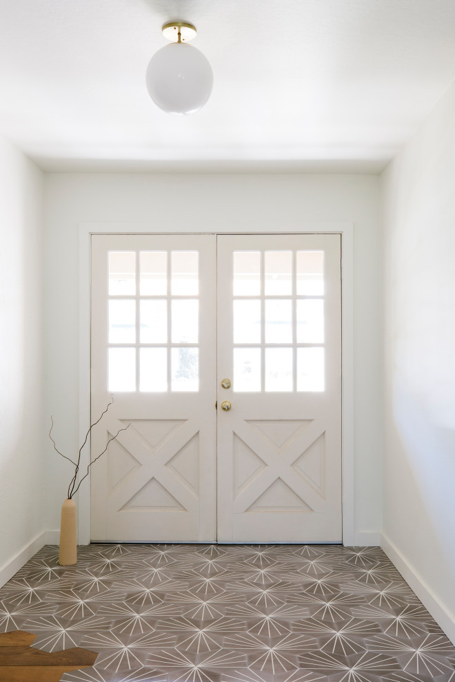 Пример оригинального дизайна: маленькое фойе в стиле кантри с белыми стенами, двустворчатой входной дверью, белой входной дверью и серым полом для на участке и в саду