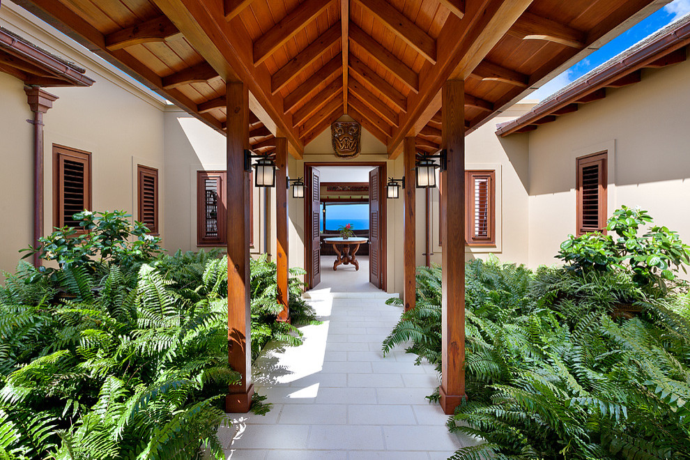 Idéer för tropiska entréer, med beige väggar, en dubbeldörr och mellanmörk trädörr