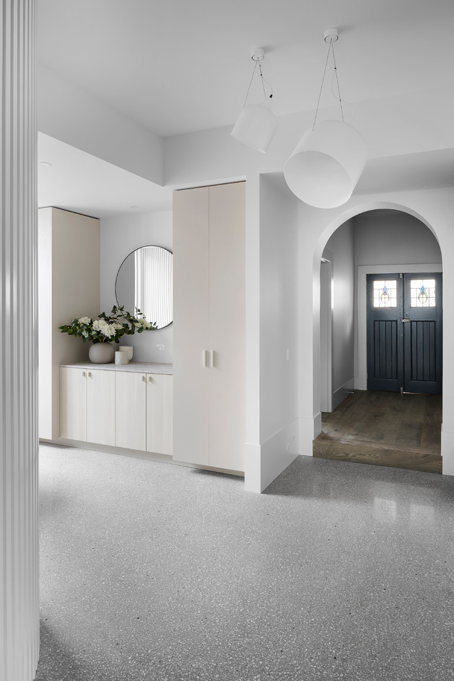 Diseño de entrada contemporánea de tamaño medio con suelo de cemento, puerta doble y puerta azul