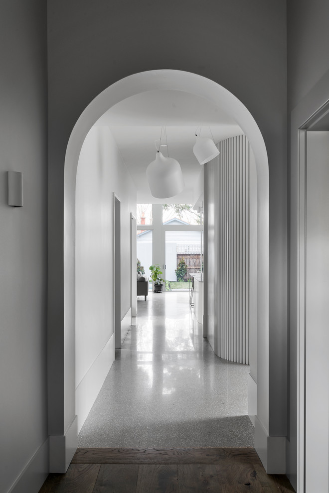 Inspiration pour une entrée design de taille moyenne avec un couloir, un sol en bois brun, une porte double et une porte bleue.