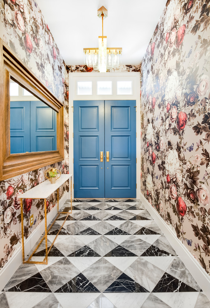 Foto de hall bohemio con paredes multicolor, puerta doble, puerta azul y suelo multicolor