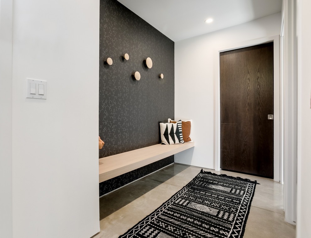 Foto di un corridoio minimal di medie dimensioni con pareti bianche, una porta singola, una porta in legno scuro e pavimento beige