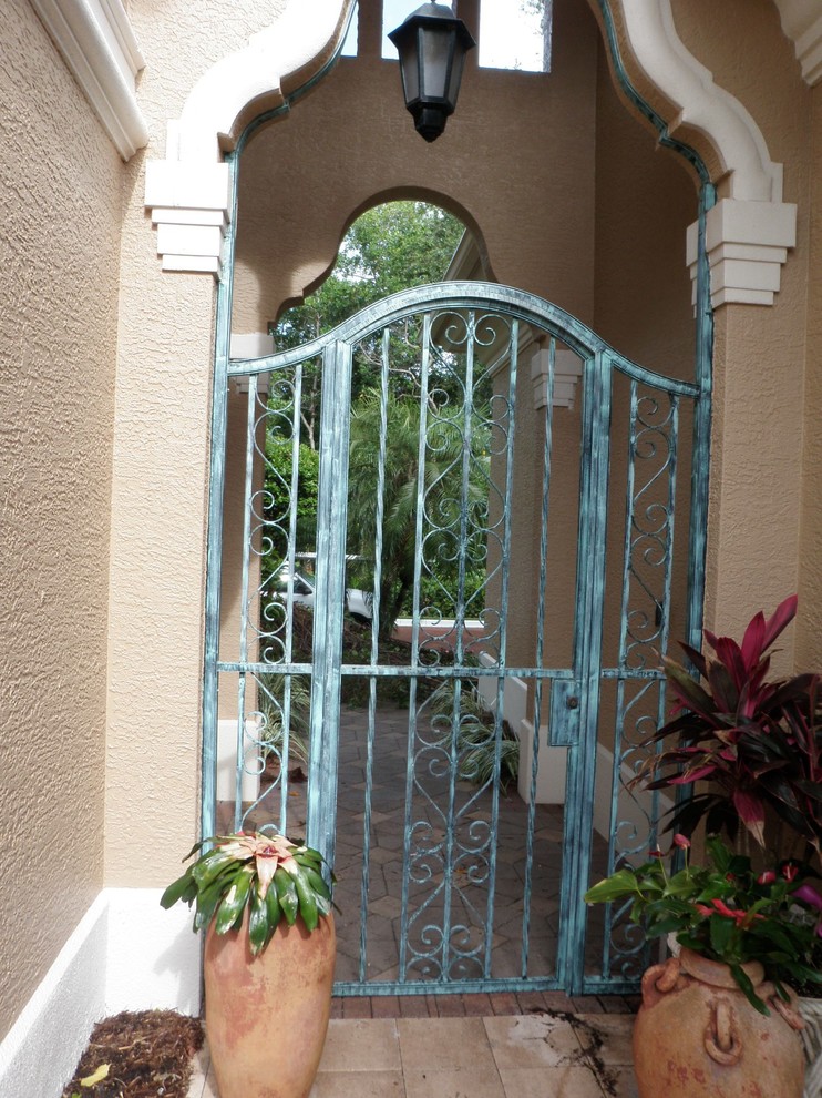 Foto di una porta d'ingresso classica di medie dimensioni con pareti beige, pavimento con piastrelle in ceramica e pavimento beige
