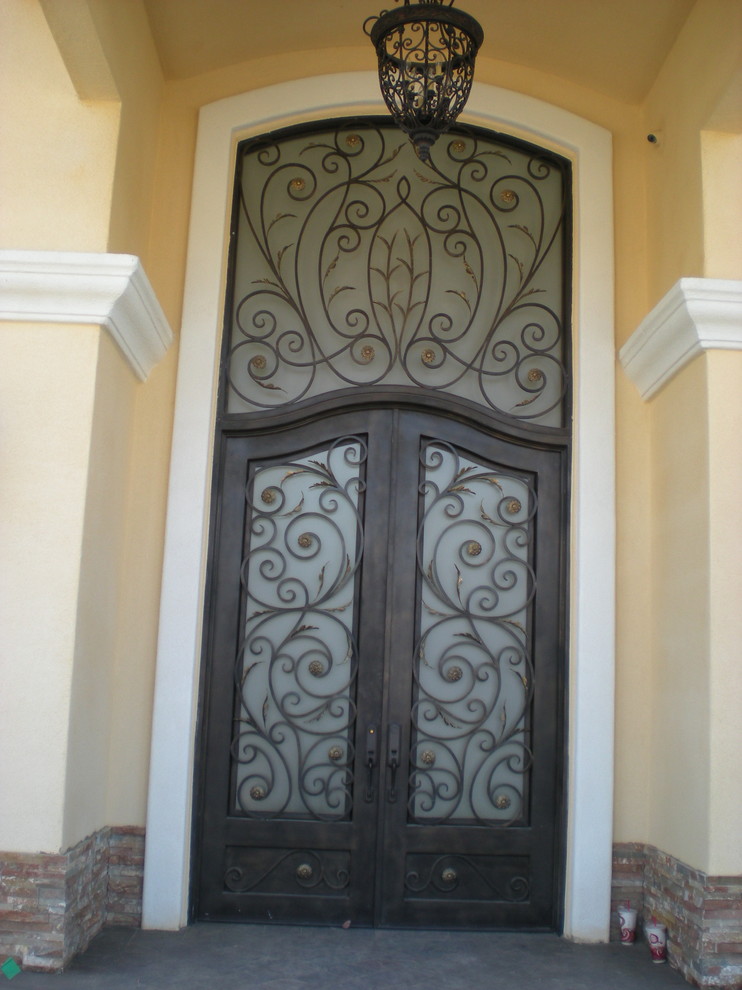 Источник вдохновения для домашнего уюта: входная дверь в средиземноморском стиле
