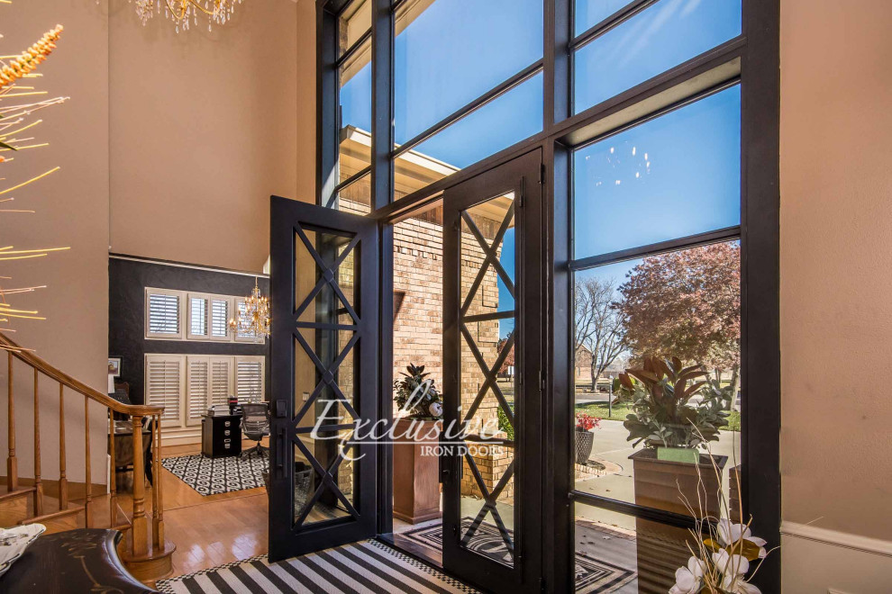 オースティンにある高級な広いコンテンポラリースタイルのおしゃれな玄関ドア (黒いドア) の写真