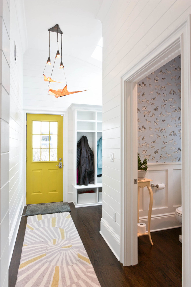 Aménagement d'une entrée bord de mer avec un couloir, un mur blanc, parquet foncé, une porte simple et une porte jaune.