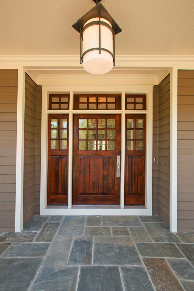 Idée de décoration pour un hall d'entrée craftsman de taille moyenne avec un sol en bois brun, une porte simple et une porte en bois brun.
