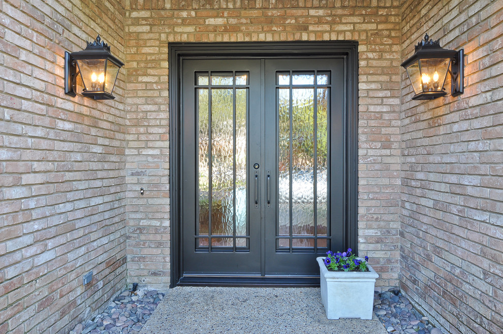 This is an example of a traditional entrance in Dallas.
