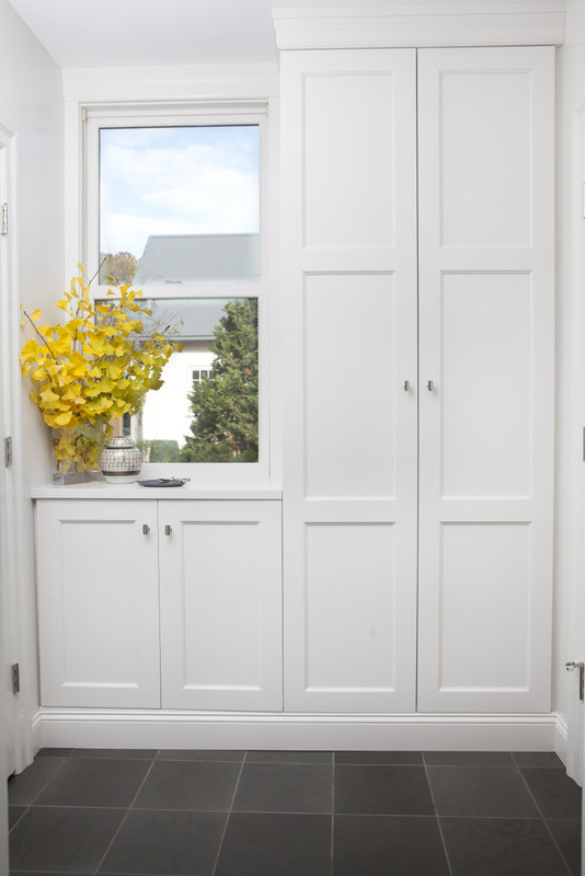 На фото: маленький тамбур со шкафом для обуви в стиле неоклассика (современная классика) с серыми стенами, полом из сланца, одностворчатой входной дверью и черной входной дверью для на участке и в саду с