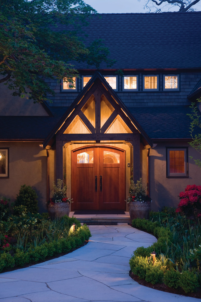 Mittelgroße Klassische Haustür mit beiger Wandfarbe, Kalkstein, Doppeltür und hellbrauner Holzhaustür in Seattle