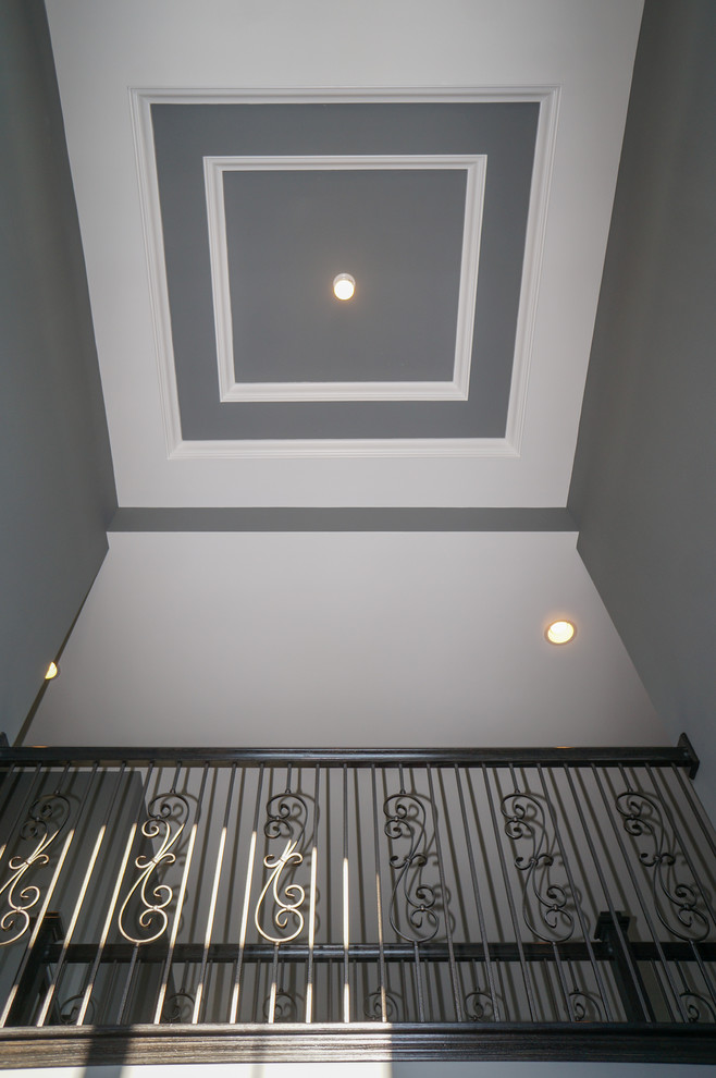 Mittelgroßes Mid-Century Foyer mit grauer Wandfarbe, dunklem Holzboden, Einzeltür und dunkler Holzhaustür in Chicago