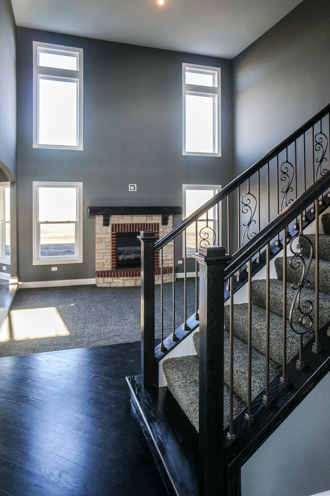 Mittelgroßes Retro Foyer mit grauer Wandfarbe, dunklem Holzboden, Einzeltür und dunkler Holzhaustür in Chicago