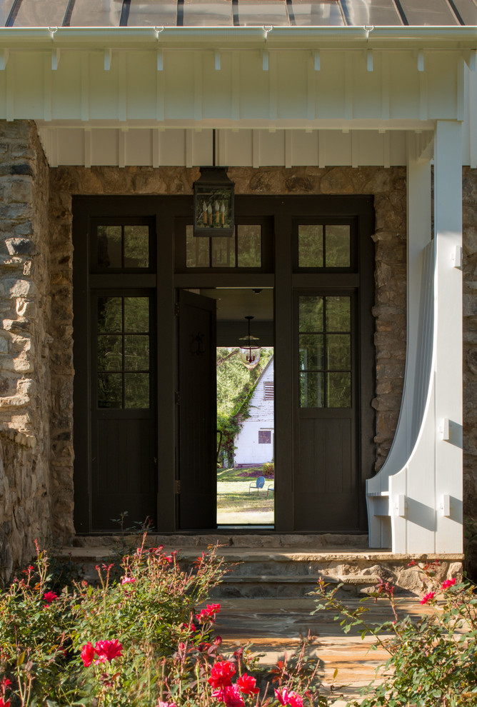 Réalisation d'une porte d'entrée champêtre avec une porte simple et une porte en bois foncé.