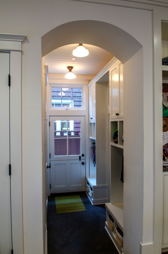 Свежая идея для дизайна: тамбур среднего размера в современном стиле с белыми стенами, бетонным полом и голландской входной дверью - отличное фото интерьера