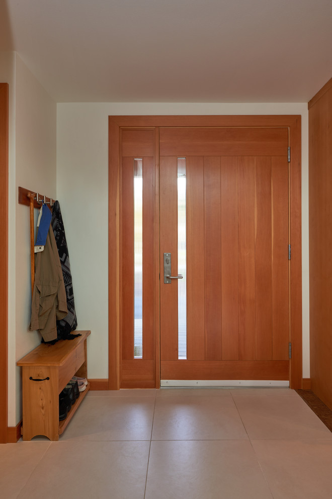 Imagen de distribuidor contemporáneo de tamaño medio con paredes blancas, suelo de baldosas de cerámica, puerta simple y puerta de madera en tonos medios