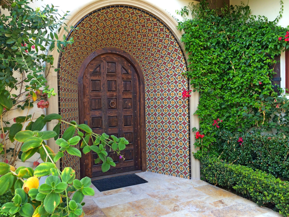 Пример оригинального дизайна: входная дверь в средиземноморском стиле с одностворчатой входной дверью и входной дверью из темного дерева