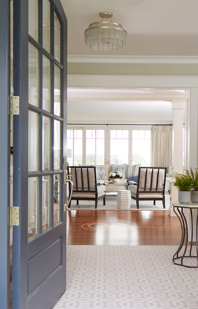 Mittelgroße Klassische Haustür mit beiger Wandfarbe, braunem Holzboden, Einzeltür, Haustür aus Glas und braunem Boden in Boston